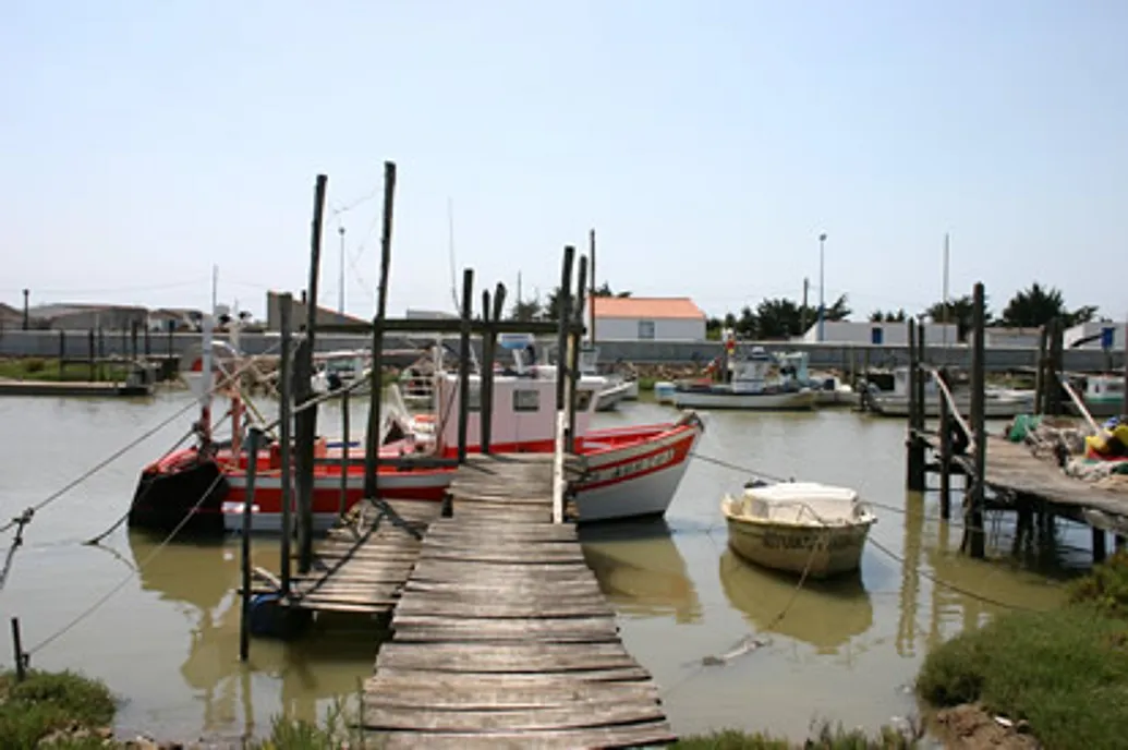 Les pontons en bois du Port du Bec