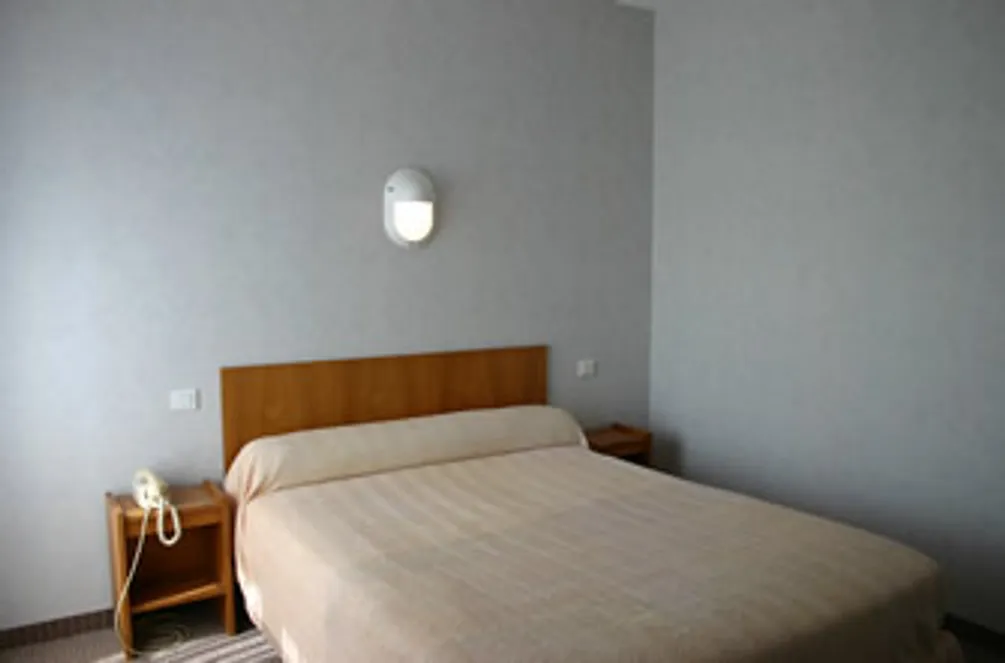 Chambre avec lit double de l'Hôtel du Marché