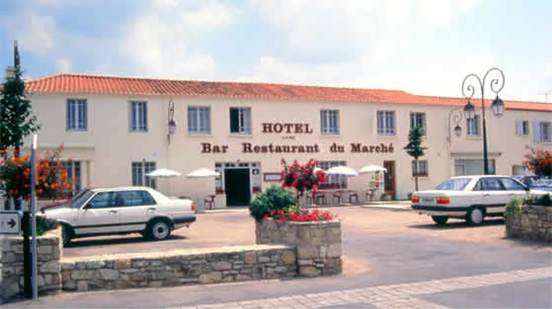 Façade de l'Hôtel du Marché, bar-restaurant, sur la Grand'Place de Beauvoir-sur-Mer