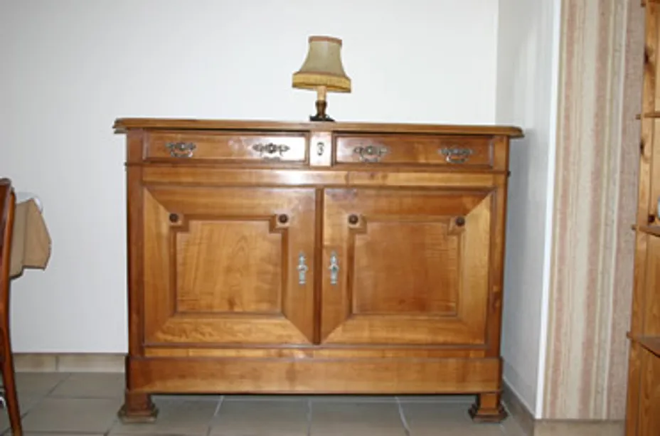 Commode ancienne et lampe, meubles d'époque de l'hôtel